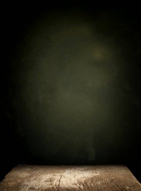 Eski ahşap masa üstü dumanlı karanlık arka planda.
