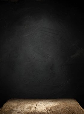 Eski ahşap masa üstü dumanlı karanlık arka planda.