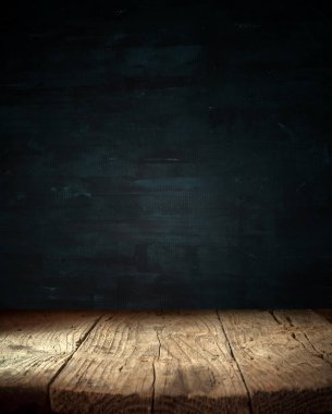 Eski ahşap masa üstü dumanlı karanlık arka planda.