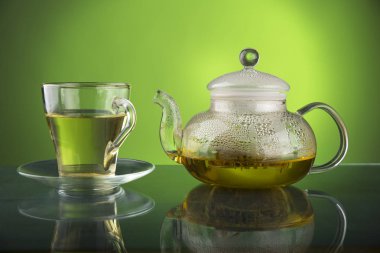 Çay bardağı ile ve çay yaprak Sivas'tan ahşap masa ve çay tarlaları arka plan