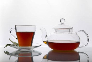 Çay bardağı ile ve çay yaprak Sivas'tan ahşap masa ve çay tarlaları arka plan