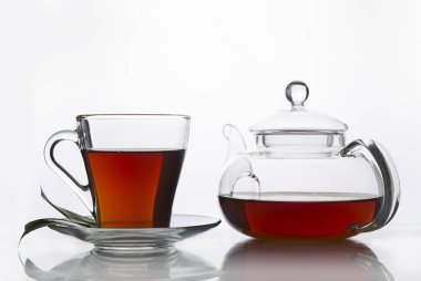 Çay bardağı ile ve çay yaprak Sivas'tan ahşap masa ve çay tarlaları arka plan