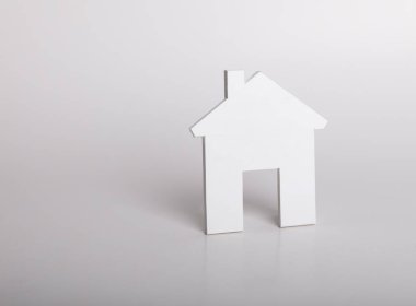 Evin güneşli arka plan sembolü olarak kırmızı model
