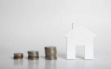 Evin güneşli arka plan sembolü olarak kırmızı model