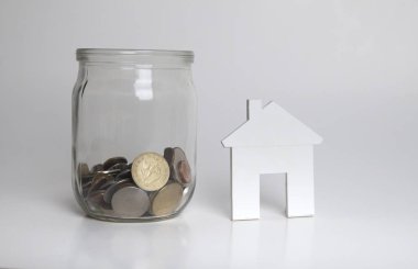 Evin güneşli arka plan sembolü olarak kırmızı model