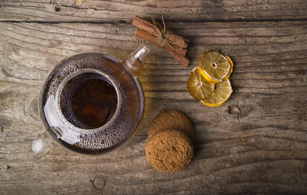 Taza con té verde sobre fondo gris de madera — Foto de Stock