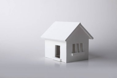 Kış - Isıtma sistemi kavramı ve bir ev örgü şapkası modeli ile soğuk karlı havalarda evde