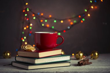 Noel ve yeni yıl dekorasyon modern ahşap sehpa üzerinde. Oturma odası iç ve tatil ev dekorasyonu kavramı. Tonlu resim