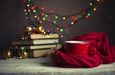 Noel ve yeni yıl dekorasyon modern ahşap sehpa üzerinde. Oturma odası iç ve tatil ev dekorasyonu kavramı. Tonlu resim