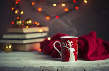 Noel ve yeni yıl dekorasyon modern ahşap sehpa üzerinde. Oturma odası iç ve tatil ev dekorasyonu kavramı. Tonlu resim