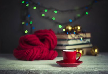 Noel ve yeni yıl dekorasyon modern ahşap sehpa üzerinde. Oturma odası iç ve tatil ev dekorasyonu kavramı. Tonlu resim.