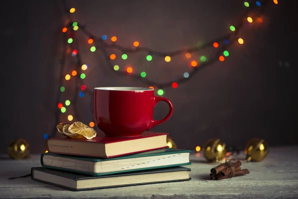 Decoración de Navidad o año nuevo en la mesa de centro de madera moderna. Salón interior y concepto de decoración del hogar de vacaciones. Imagen tonificada — Foto de Stock