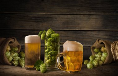 Tahta meşe varili beyaz arkaplanda izole edilmiş.