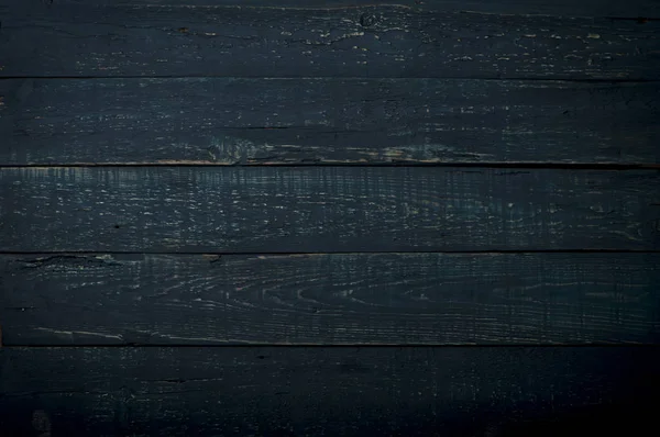 Eski ahşap masa üstü dumanlı karanlık arka planda.