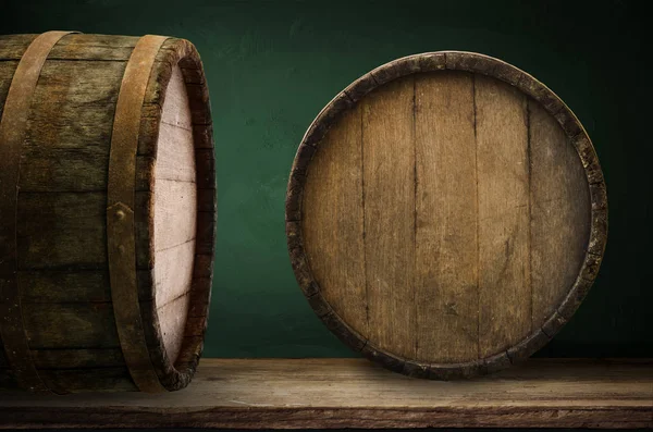 Barrica de fondo y mesa vieja desgastada de madera —  Fotos de Stock