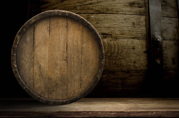 Background barrel and worn old table of wood — Stock Photo, Image