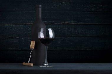 Kırmızı şarap kadehleri ve taş arka planda bir şişe. Kopyalama alanı olan üst görünüm