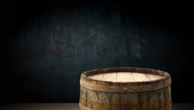 fıçının arka planı ve aşınmış eski ahşap masa