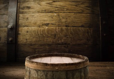 fıçının arka planı ve aşınmış eski ahşap masa