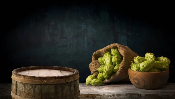 Fondo de barril y mesa vieja desgastada de madera — Foto de Stock