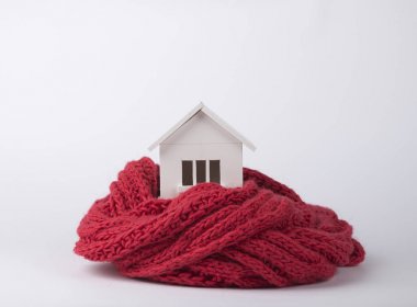 Kış - Isıtma sistemi kavramı ve bir ev örgü şapkası modeli ile soğuk karlı havalarda evde