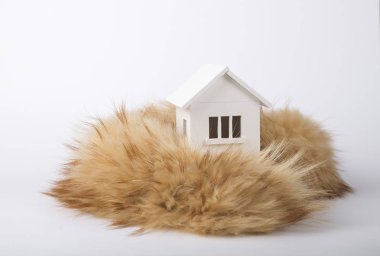 Kış - Isıtma sistemi kavramı ve bir ev örgü şapkası modeli ile soğuk karlı havalarda evde