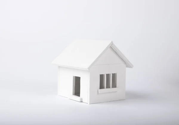 Дом зимой - концепция системы отопления и холодная снежная погода с моделью дома в вязаной шапке — стоковое фото