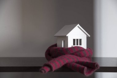 Kış - Isıtma sistemi kavramı ve bir ev örgü şapkası modeli ile soğuk karlı havalarda evde