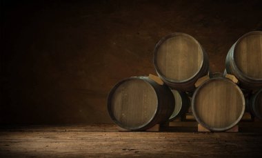 kırmızı şarap şişesi ve şarap kadehi yün fıçıda.