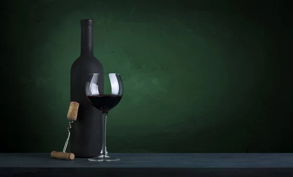 Láhev červeného vína a víno sklenice na wodden sud — Stock fotografie