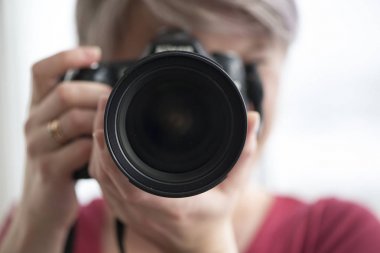 Eyfel Kulesi yansıması bulanık kadın yüzüyle kamera lens
