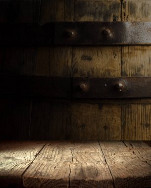 Eski ahşap masa üstü dumanlı karanlık arka planda.