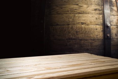 fıçının arka planı ve aşınmış eski ahşap masa