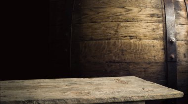 fıçının arka planı ve aşınmış eski ahşap masa