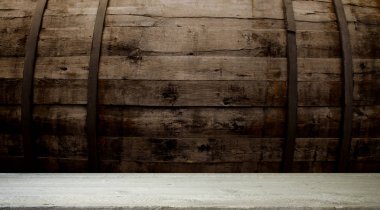 fıçının arka planı ve aşınmış eski ahşap masa