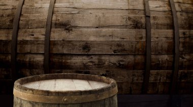 fıçının arka planı ve aşınmış eski ahşap masa