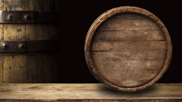 Fondo de barril y mesa vieja desgastada de madera — Foto de Stock