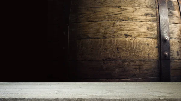 Hintergrund des Fasses und abgenutzter alter Holztisch — Stockfoto