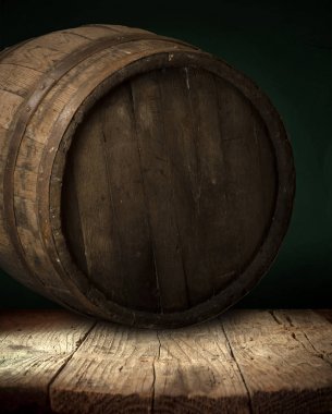 Ekim Festivali bira fıçısı ve buğdaylı bira bardakları ve ahşap masada zıplamalar.