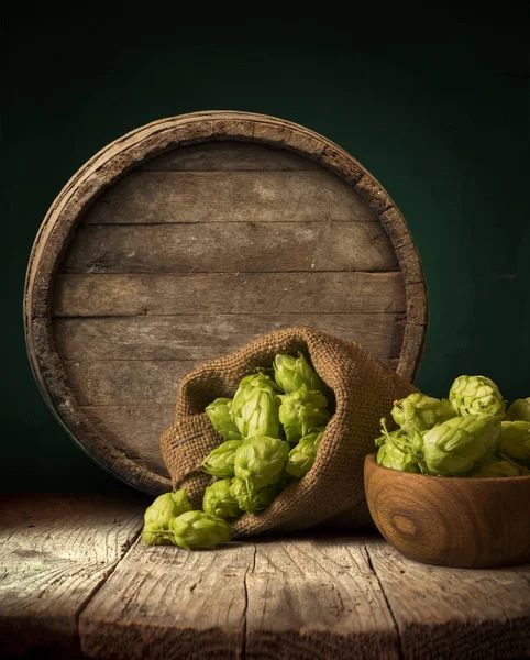 Oktoberfest-Bierfass und Biergläser mit Weizen und Hopfen auf Holztisch — Stockfoto