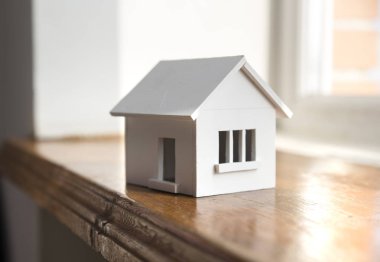 Kış - Isıtma sistemi kavramı ve bir ev örgü şapkası modeli ile soğuk karlı havalarda evde
