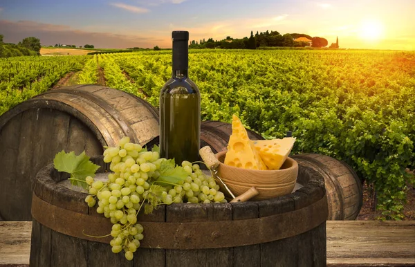 意大利托斯卡纳绿色葡萄园里的红葡萄酒 — 图库照片