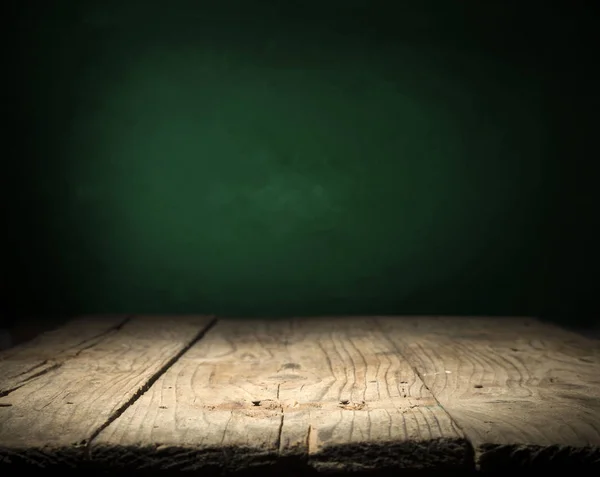 Φόντο του βαρελιού και φθαρμένο παλιό τραπέζι από ξύλο — Φωτογραφία Αρχείου
