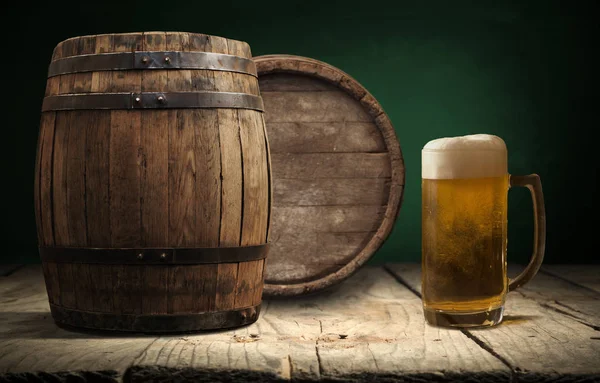 Oktoberfest barril de cerveja e copos de cerveja com trigo e lúpulo na mesa de madeira — Fotografia de Stock