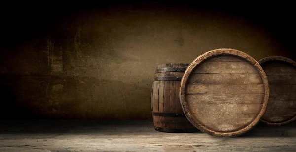 Fondo de barril y mesa vieja desgastada de madera — Foto de Stock