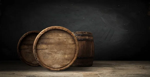 Fondo de barril y mesa vieja desgastada de madera — Foto de Stock