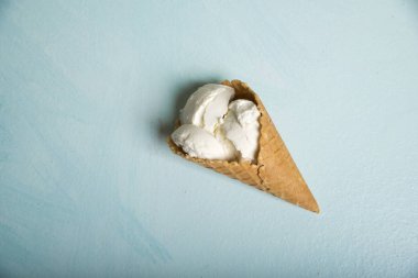 Dondurma kaşık toz çikolata, vanilya ve çilek ile koni içinde çeşitli