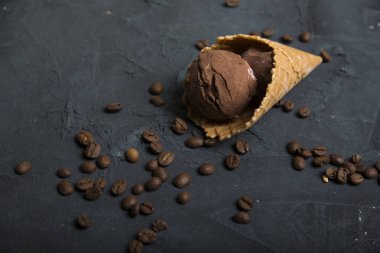 Dondurma kaşık toz çikolata, vanilya ve çilek ile koni içinde çeşitli