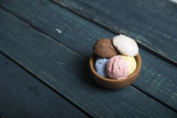 Разнообразие шариков мороженого в шишках с шоколадом, ванилью и клубникой — стоковое фото
