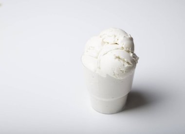 Dondurma kaşık toz çikolata, vanilya ve çilek ile koni içinde çeşitli